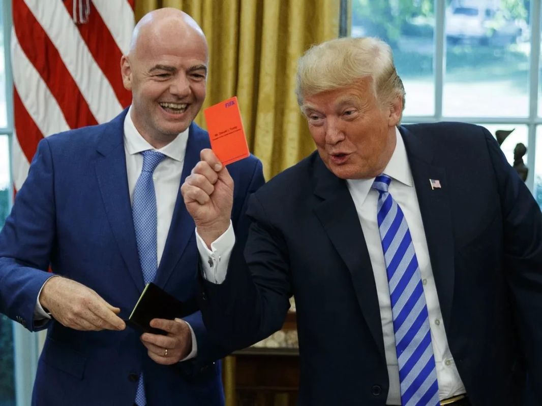 Мемы с Трампом и футболистом сборной США Фоларином Балогуном наводнили соцсети после того, как ФИФА впервые в истории чемпионатов мира отменила красную карточку Мемы с Трампом и футболистом сборной США Фоларином Балогуном наводнили соцсети после того, как ФИФА впервые в истории чемпионатов мира отменила красную карточку