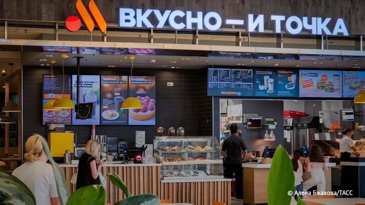 Сеть "Вкусно — и точка" прокомментировала ТАСС информацию о недовесе бургеров