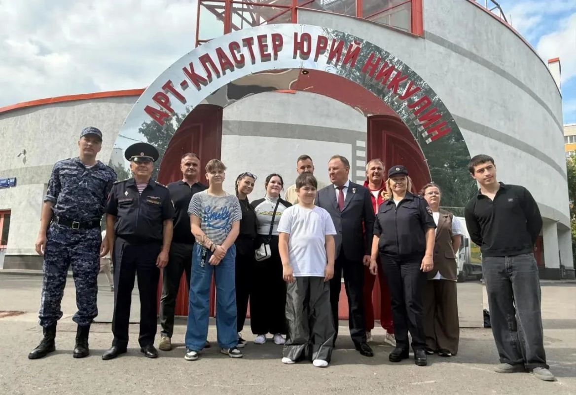 В день семьи, любви и верности столичные росгвардейцы навестили воспитанников подшефного семейного центра В день семьи, любви и верности столичные росгвардейцы навестили воспитанников подшефного семейного центра