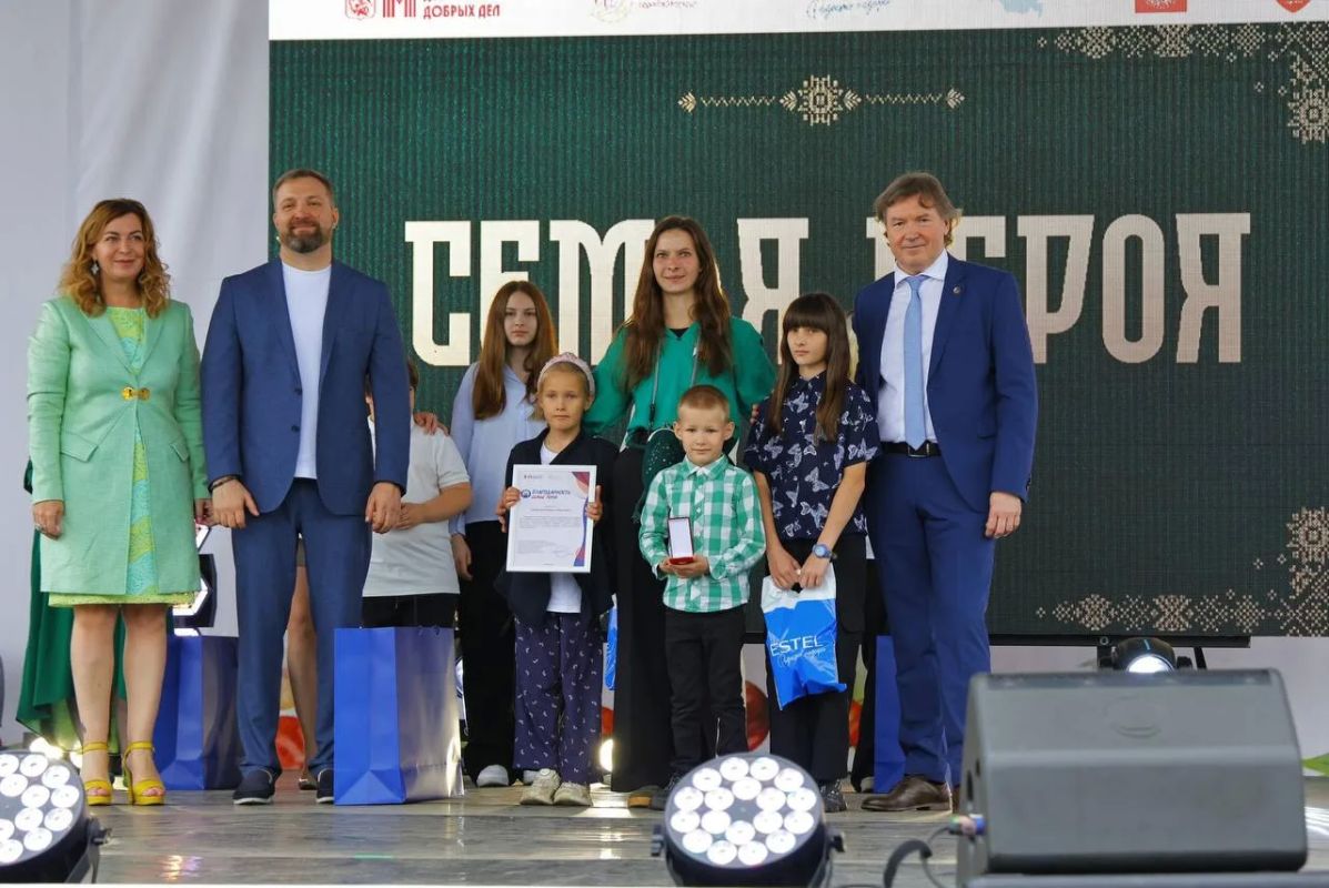 В день главного семейного праздника супругам с многолетним стажем вручили общественные награды «За любовь и верность» В день главного семейного праздника супругам с многолетним стажем вручили общественные награды «За любовь и верность»