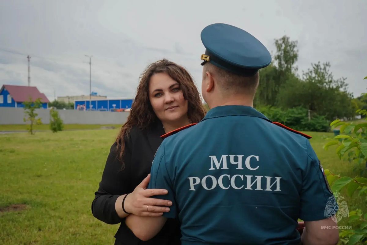 Семья – главное богатство. В системе МЧС России семья для каждого сотрудника ведомства стоит на первом месте - это опора, надежный тыл, мотивация к успеху Семья – главное богатство. В системе МЧС России семья для каждого сотрудника ведомства стоит на первом месте - это опора, надежный тыл, мотивация к успеху