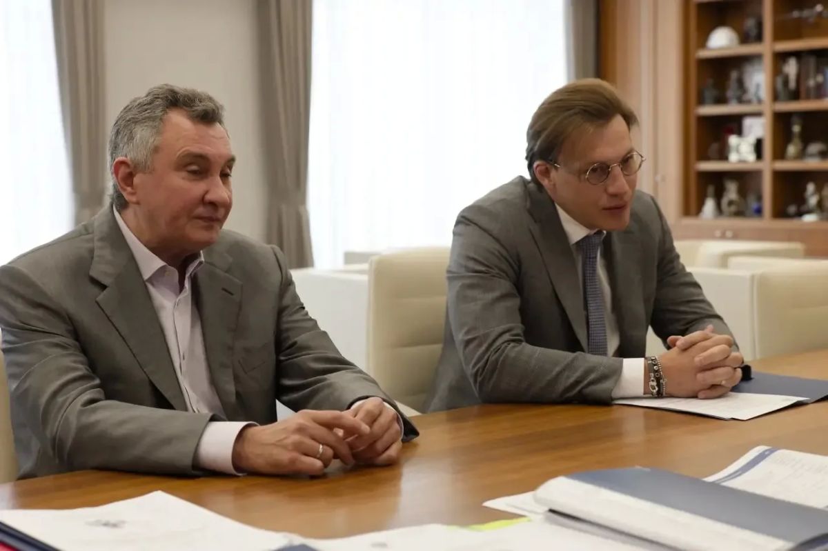 Глава Минстроя России Ирек Файзуллин провел рабочую встречу с директором Государственного научного центра РФ ФГБНУ «Российский научный центр хирургии имени академика Б.В. Петровского» Константином Котенко Глава Минстроя России Ирек Файзуллин провел рабочую встречу с директором Государственного научного центра РФ ФГБНУ «Российский научный центр хирургии имени академика Б.В. Петровского» Константином Котенко