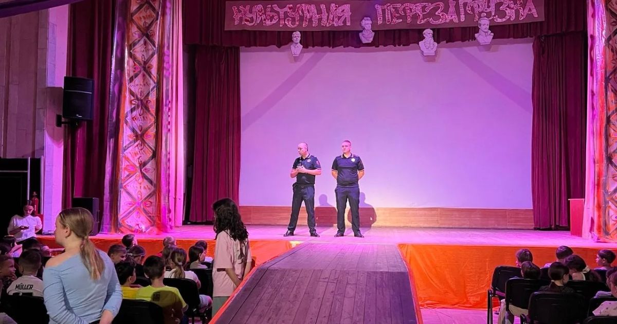 Автоинспекторы столицы продолжают знакомить ребят с ПДД Автоинспекторы столицы продолжают знакомить ребят с ПДД