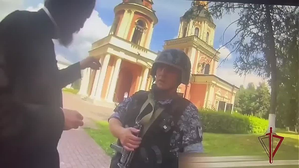 В Москве мужчина угрожал священникам в храме предметом, похожим на пистолет