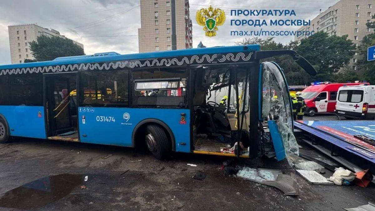 В Москве пассажирский автобус столкнулся с грузовой «Газелью»