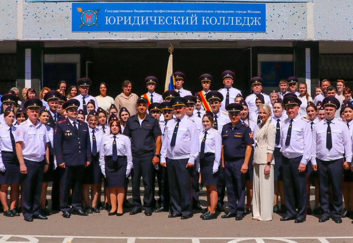 Заместитель начальника Главного управления Росгвардии по городу Москве полковник полиции Дмитрий Тесленко принял участие в церемонии выпуска учеников подшефного Юридического колледжа Заместитель начальника Главного управления Росгвардии по городу Москве полковник полиции Дмитрий Тесленко принял участие в церемонии выпуска учеников подшефного Юридического колледжа