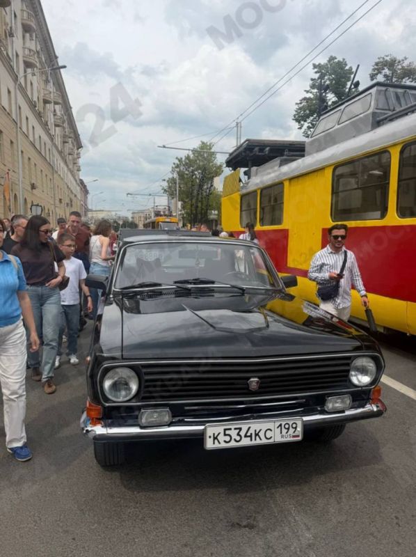 Легенды автопрома сегодня встречали гостей на параде ретротрамваев Легенды автопрома сегодня встречали гостей на параде ретротрамваев