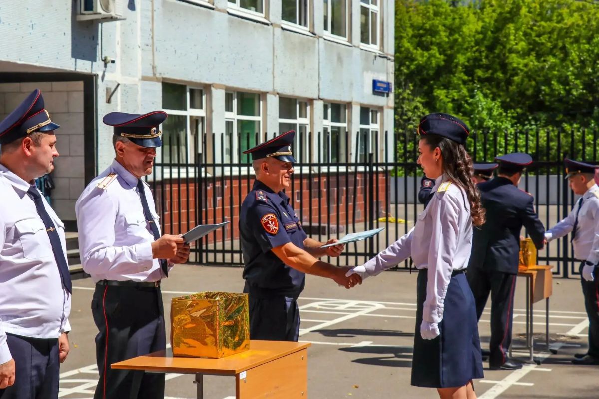 Заместитель начальника Главного управления Росгвардии по городу Москве полковник полиции Дмитрий Тесленко принял участие в церемонии выпуска учеников подшефного Юридического колледжа Заместитель начальника Главного управления Росгвардии по городу Москве полковник полиции Дмитрий Тесленко принял участие в церемонии выпуска учеников подшефного Юридического колледжа