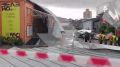 Крышу одного из зданий на территории "Винзавода" в Москве сорвало из-за сильного ливня и ураганного ветра