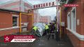 Крышу, которая улетела с "Винзавода" в Москве из-за мощного урагана, начали сворачивать рабочие