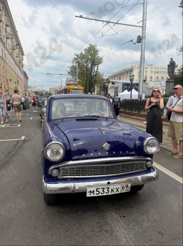 Легенды автопрома сегодня встречали гостей на параде ретротрамваев Легенды автопрома сегодня встречали гостей на параде ретротрамваев