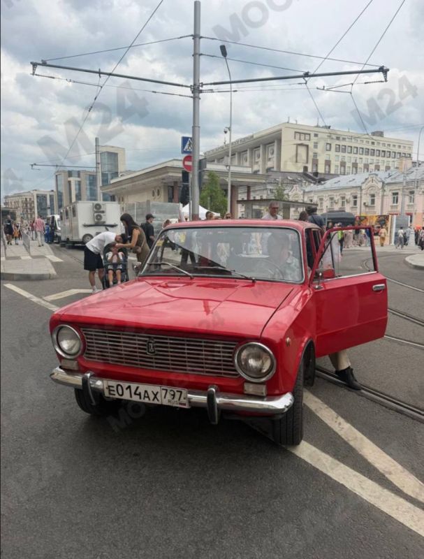 Легенды автопрома сегодня встречали гостей на параде ретротрамваев Легенды автопрома сегодня встречали гостей на параде ретротрамваев