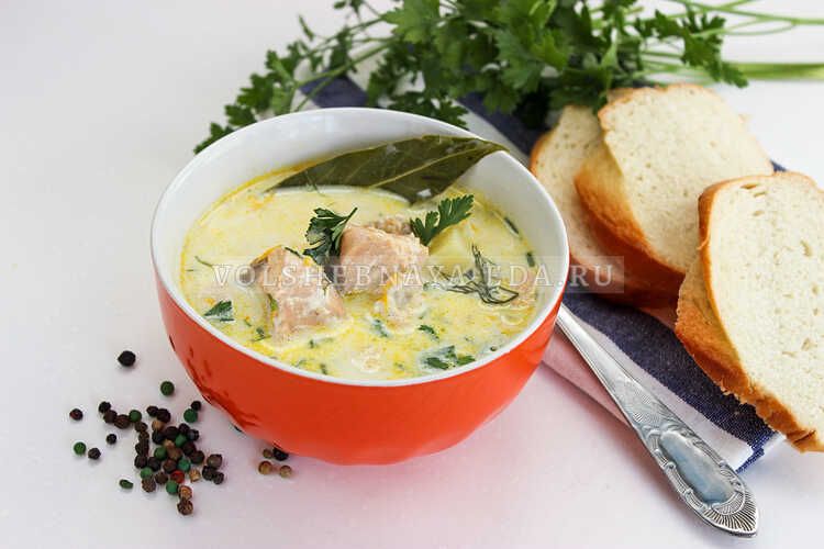 Нежный рыбный суп с горбушей и плавленным сыром