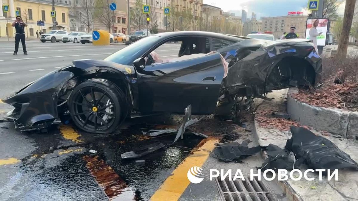 Москва требует 91282 рубля возмещения ущерба с Бакирова Наваи, разбившего об свою Ferrari светофор и два знака на Зубовском бульваре в мае 2026 года
