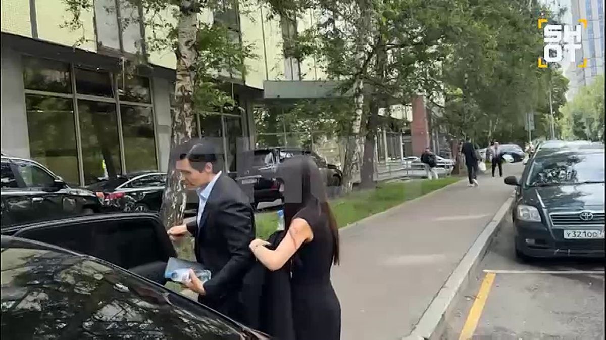 Лерчек приехала в суд, где сегодня будут рассматривать вопрос о переезде блогерши