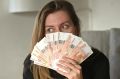 Россияне назвали зарплату, которая делает человека богатым