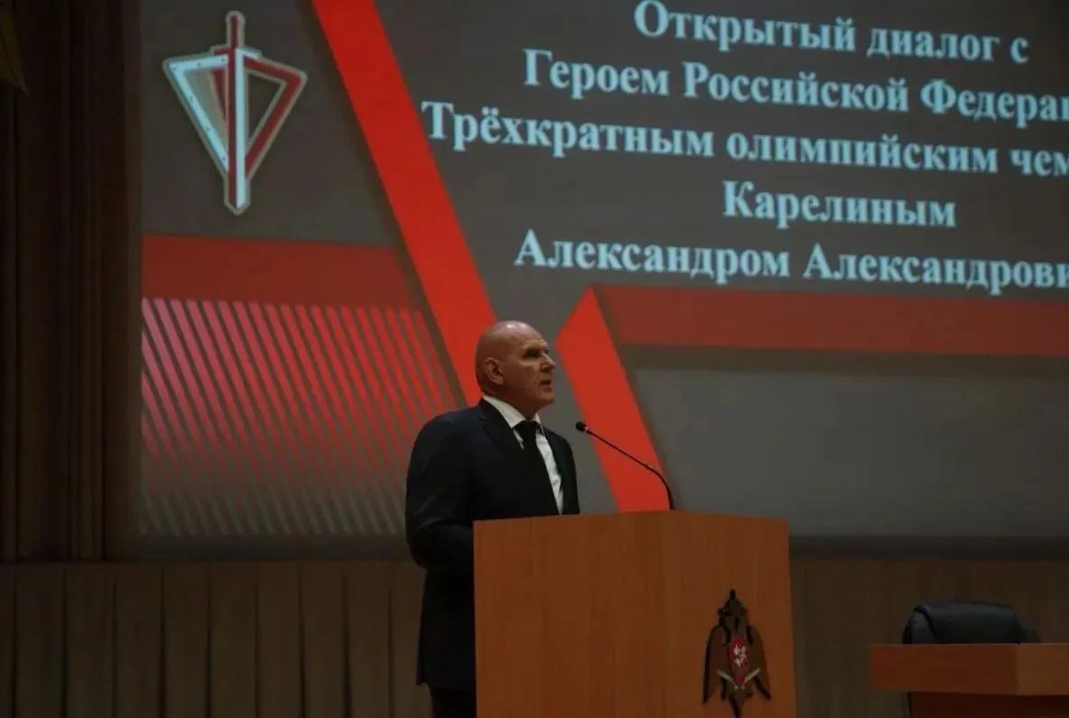 В столичном главке Росгвардии прошла встреча с Героем России Александром Карелиным В столичном главке Росгвардии прошла встреча с Героем России Александром Карелиным