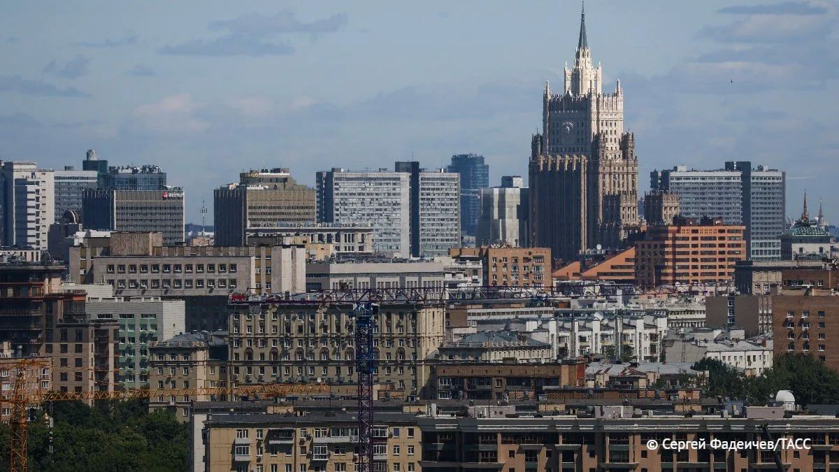 Облачную погоду с прояснениями, грозу и до плюс 26 градусов прогнозируют в Москве 15 июля