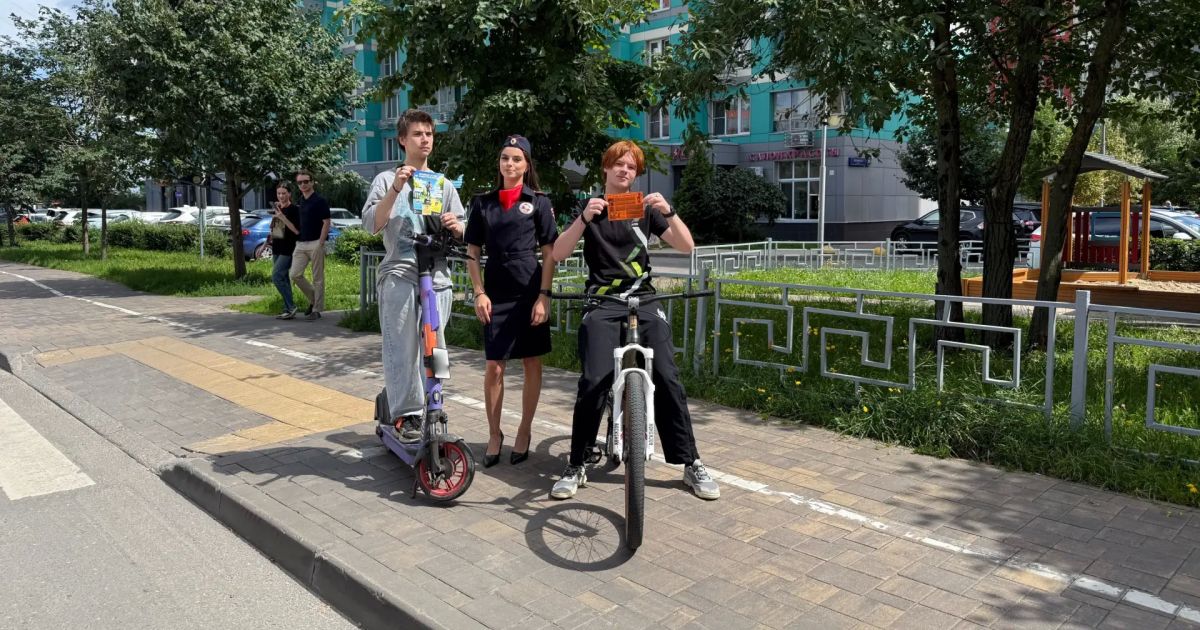 Дорожные полицейские Москвы продолжают проведение профилактических бесед о безопасном передвижении на велосипедах и других средствах индивидуальной мобильности Дорожные полицейские Москвы продолжают проведение профилактических бесед о безопасном передвижении на велосипедах и других средствах индивидуальной мобильности