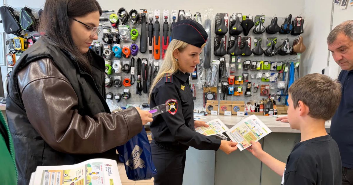 Дорожные полицейские Москвы продолжают проведение профилактических бесед о безопасном передвижении на велосипедах и других средствах индивидуальной мобильности Дорожные полицейские Москвы продолжают проведение профилактических бесед о безопасном передвижении на велосипедах и других средствах индивидуальной мобильности