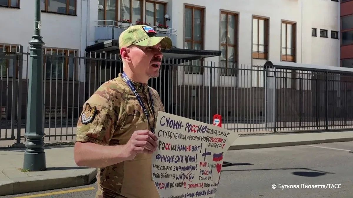 Финский военкор Хейсканен провел пикет у посольства Финляндии в Москве с призывом к Хельсинки прекратить поддержку ВСУ, передает корреспондент ТАСС Финский военкор Хейсканен провел пикет у посольства Финляндии в Москве с призывом к Хельсинки прекратить поддержку ВСУ, передает корреспондент ТАСС