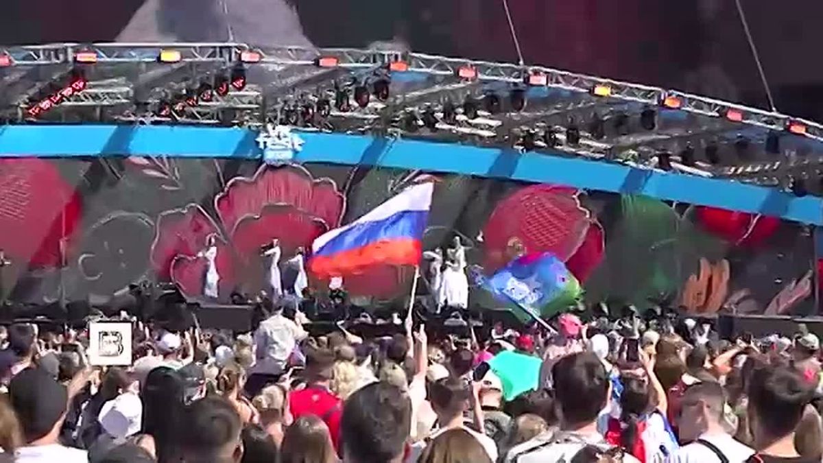 На ВДНХ стартовал масштабный музыкальный фестиваль "VK Fest" — на нескольких сценах выступят сотни артистов