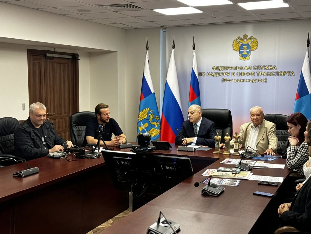В Ространснадзоре почтили память легендарных трансполярных перелетов В Ространснадзоре почтили память легендарных трансполярных перелетов