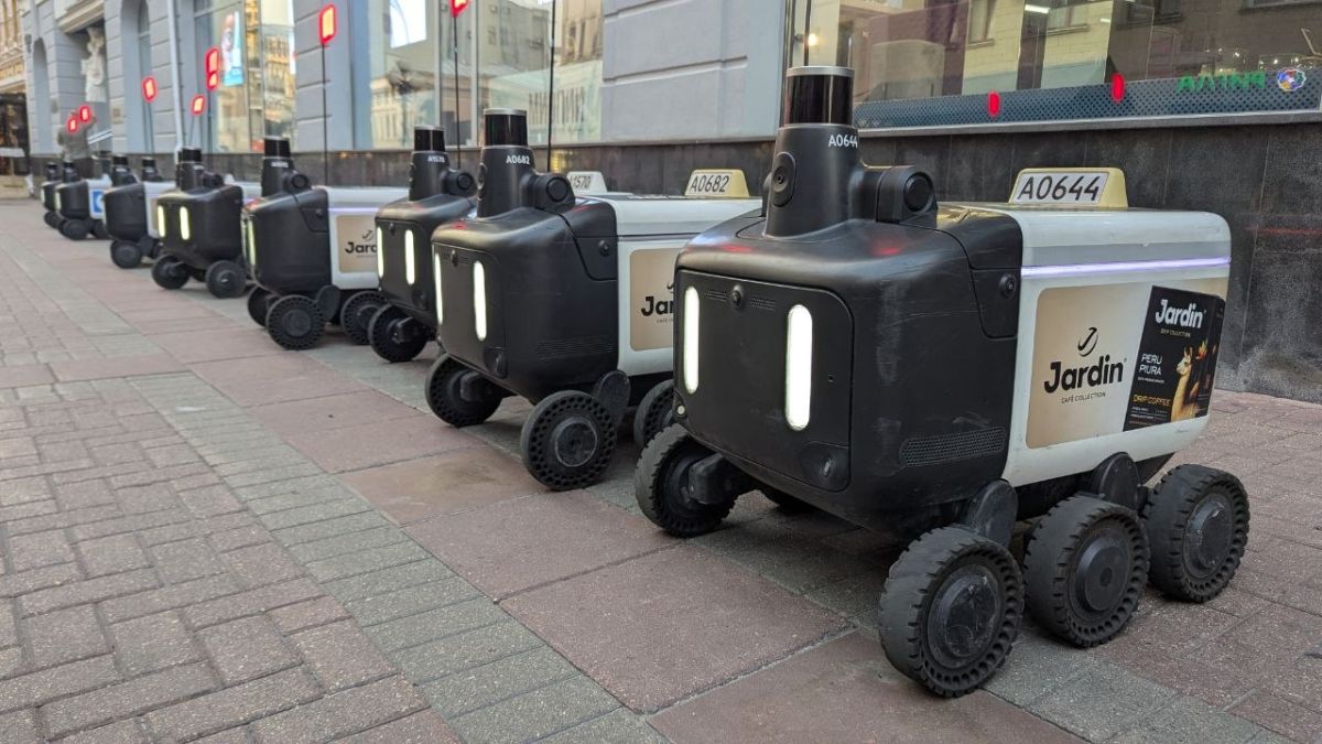 Ухилянты. Стоят в Москве, а могли бы такелажничать на передке