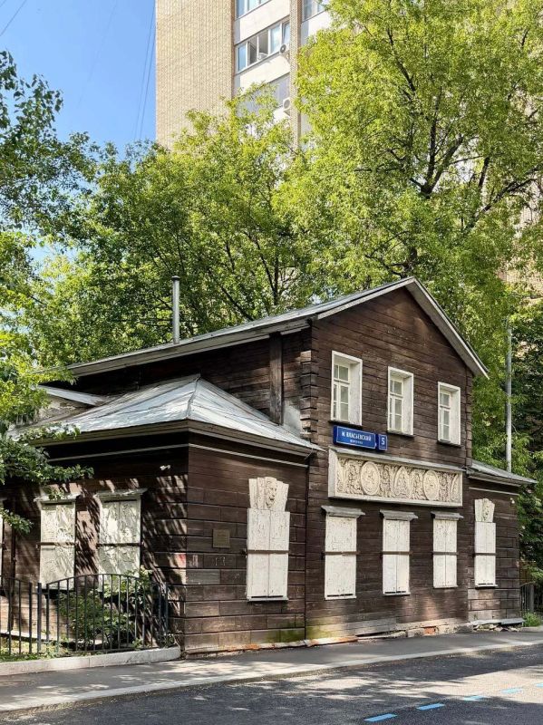 В Малом Власьевском переулке прячется деревянный дом-загадка: как он уцелел после пожара 1812 года и всех московских перестроек — чудо!