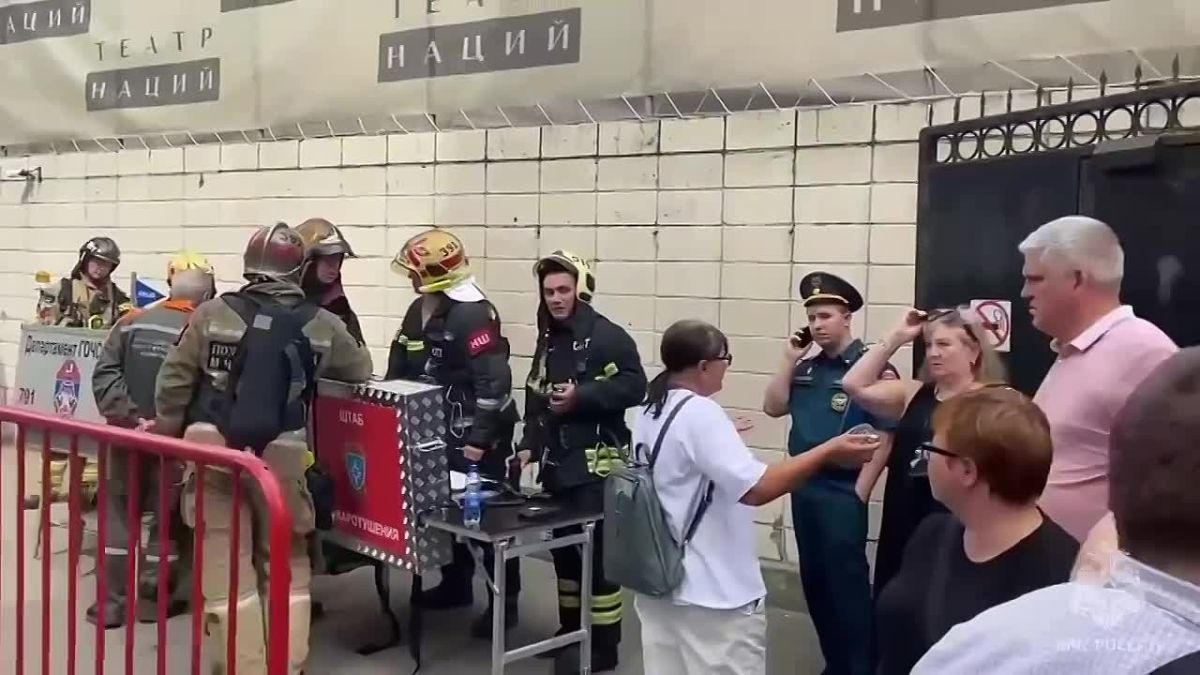 Площадь пожара на кровле и мансарде ЖК «На Страстном бульваре» в центре Москвы выросла до 400 квадратов, сообщили в МЧС