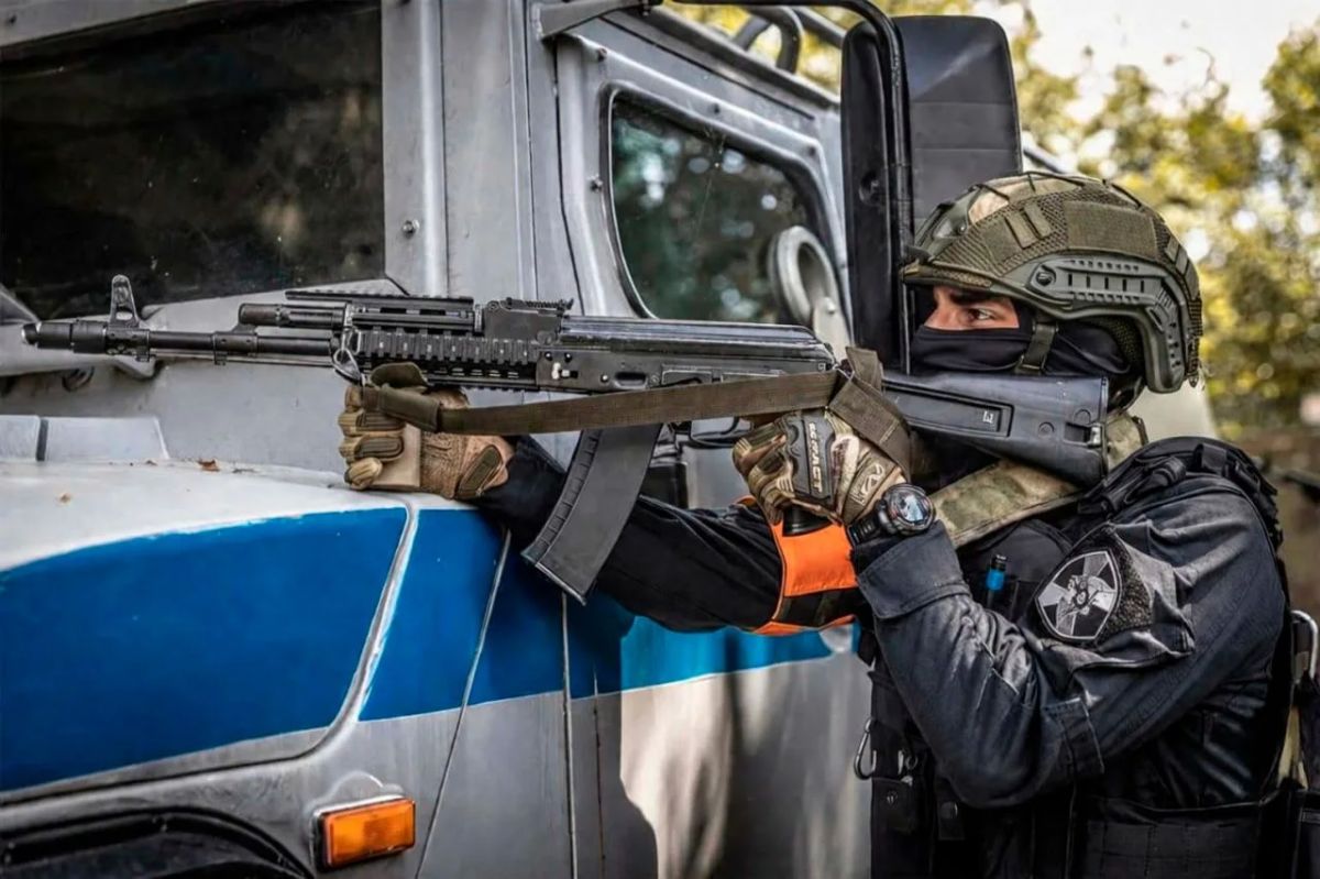 Сотрудники ОМОН «Меч» (на транспорте) Главного управления Росгвардии по городу Москве оказали силовую поддержку сотрудникам УФСБ и МВД при задержании иностранных граждан, подозреваемых в поджоге релейных шкафов на одном из...