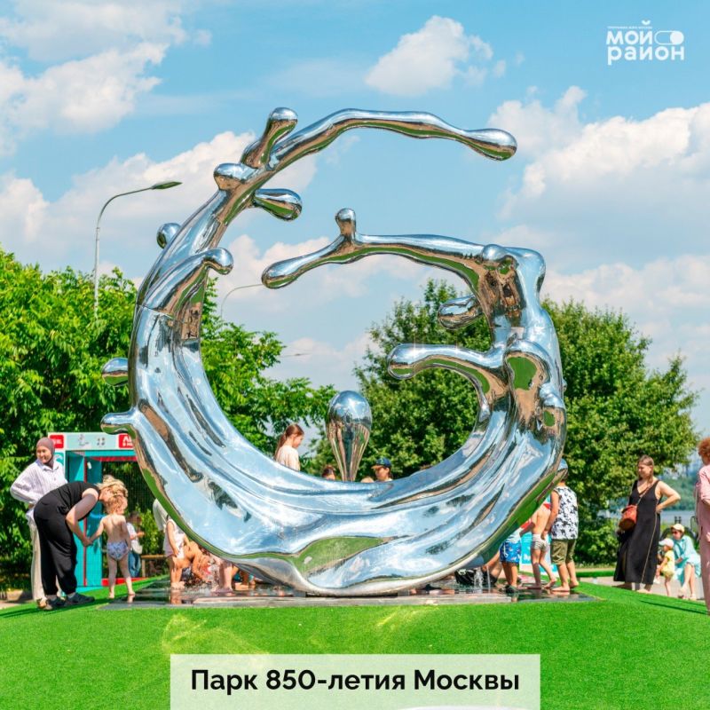 Гигантские космонавты, ожившие динозавры и футуристичные фонтаны – такие удивительные инсталляции ждут вас на окружных площадках «Мой район» Гигантские космонавты, ожившие динозавры и футуристичные фонтаны – такие удивительные инсталляции ждут вас на окружных площадках «Мой район»