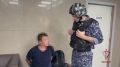 Кадры задержания дебошира, пытавшегося силой прорваться в столичную больницу