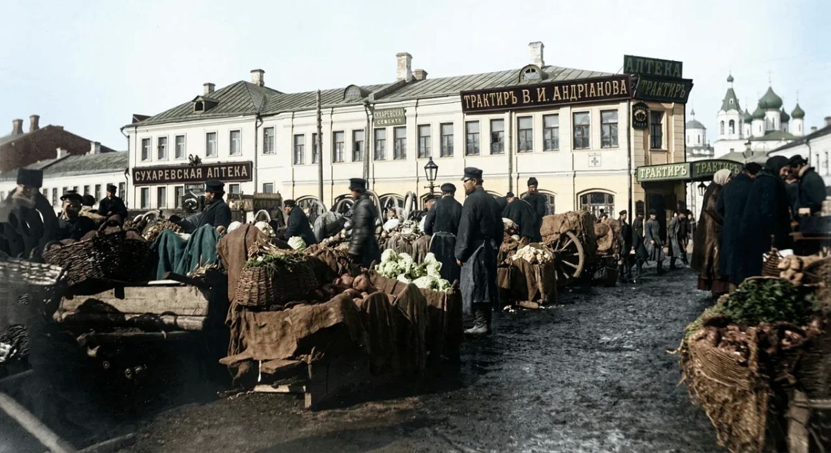 Что, если бы у вас появилась возможность прогуляться по Москве 120-летней давности? Посмотреть на ее жителей, заглянуть в разные уголки города и увидеть, как жила столица на рубеже эпох? Такая возможность появилась! Что, если бы у вас появилась возможность прогуляться по Москве 120-летней давности? Посмотреть на ее жителей, заглянуть в разные уголки города и увидеть, как жила столица на рубеже эпох? Такая возможность появилась!
