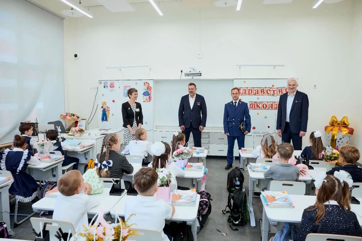 Дмитрий Саблин: Новая школа на 1,2 тыс. учеников открылась в районе Троицк Дмитрий Саблин: Новая школа на 1,2 тыс. учеников открылась в районе Троицк