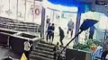 Кто сказал, что сковорода - оружие исключительно разъяренных жён? Вон как лихо орудует ею посетитель магазина на Цандера