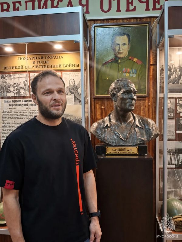 Правнук героя войны Александра Татьянина посетил Музей пожарной охраны Москвы