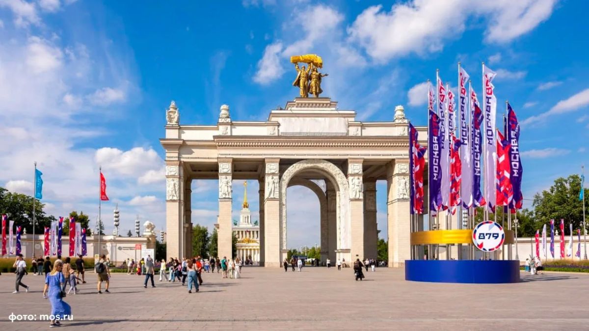Более 3,5 тысячи флагов и декоративных конструкций украсят Москву ко Дню города
