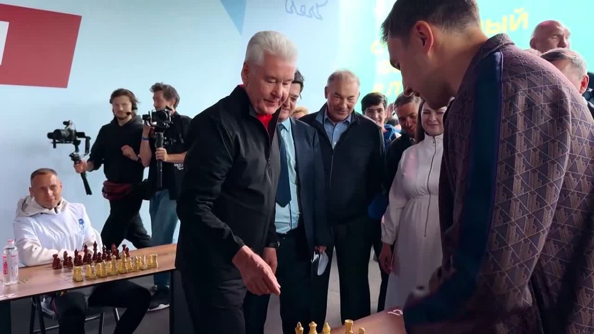 Мэр Москвы Сергей Собянин сыграл в «Лужниках» в шахматы с гроссмейстером Сергеем Карякиным во время всероссийского спортивного марафона «Сила России»