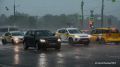 Дептранс Москвы рекомендовал водителям соблюдать повышенную осторожность на дорогах в среду на фоне дождя