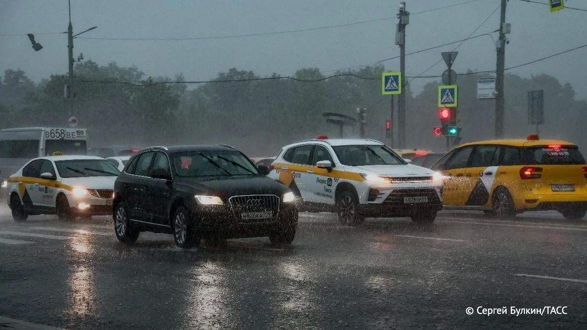 Дептранс Москвы рекомендовал водителям соблюдать повышенную осторожность на дорогах в среду на фоне дождя