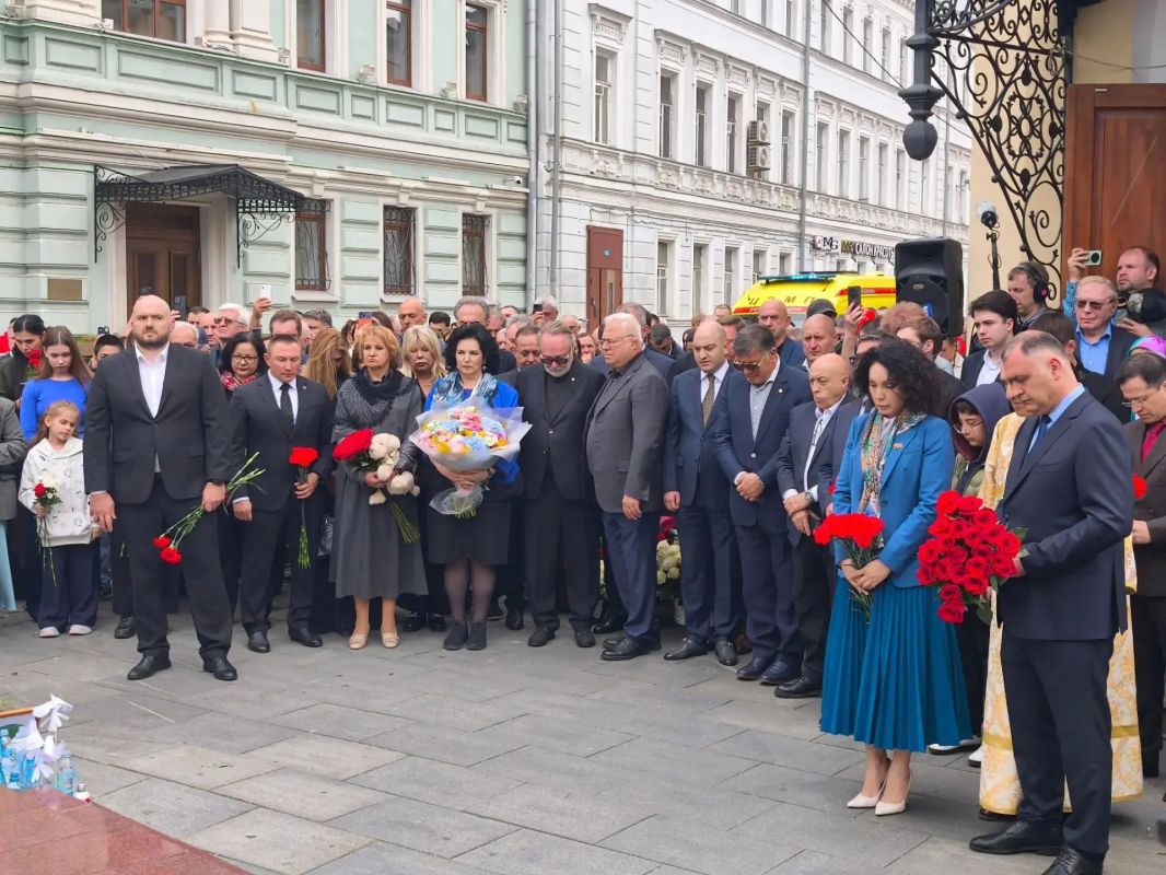 Депутаты Мосгордумы приняли участие в мемориальных акциях, посвященных Дню солидарности в борьбе с терроризмом Депутаты Мосгордумы приняли участие в мемориальных акциях, посвященных Дню солидарности в борьбе с терроризмом