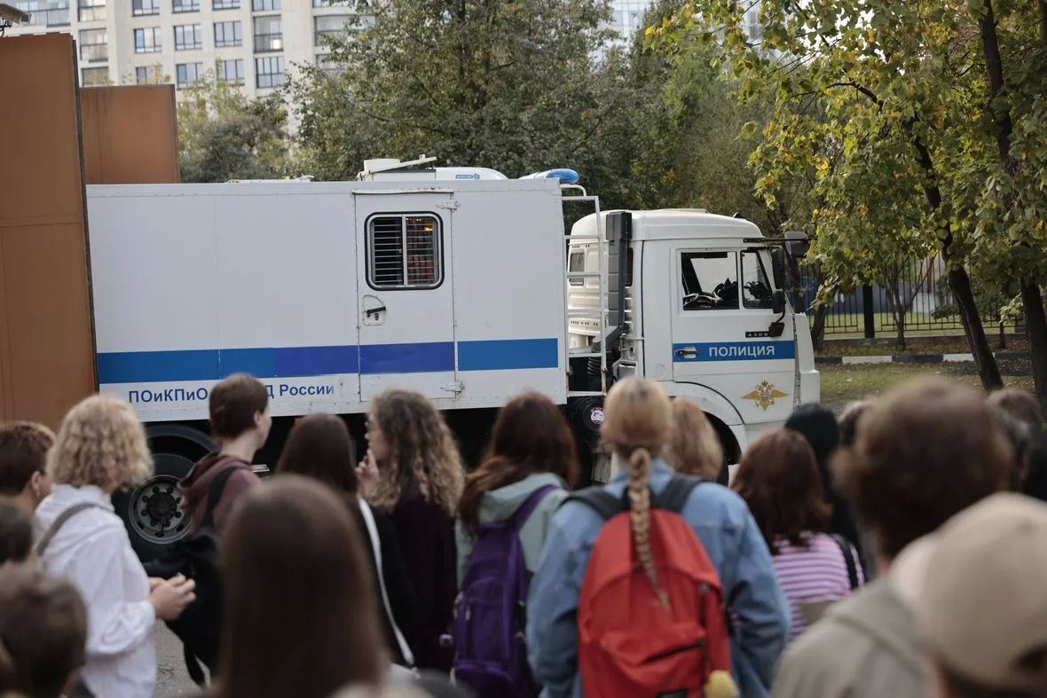 В Симоновский районный суд Москвы на заседание по избранию меры пресечения основательнице детского хосписа «Дом с маяком» Лиде Мониава пришли около двух десятков пациентов хосписа и их родственников, многие на инвалидных...