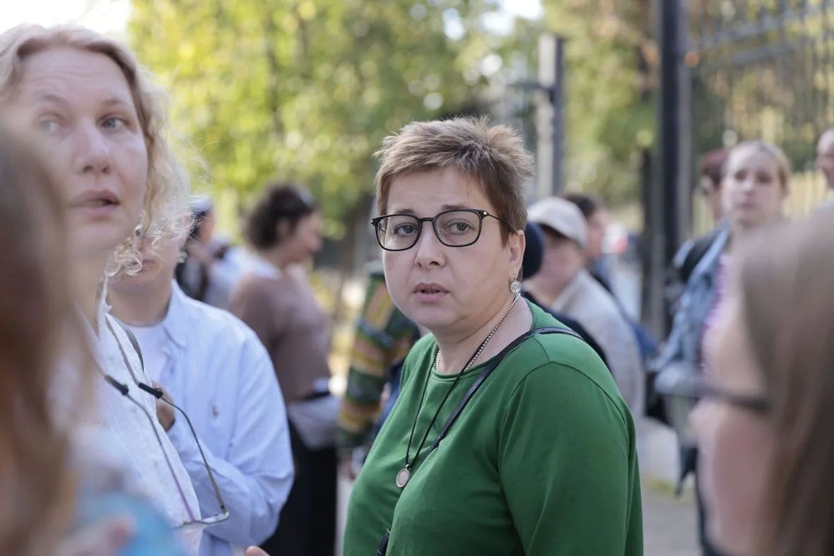 В Симоновский районный суд Москвы на заседание по избранию меры пресечения основательнице детского хосписа «Дом с маяком» Лиде Мониава пришли около двух десятков пациентов хосписа и их родственников, многие на инвалидных... В Симоновский районный суд Москвы на заседание по избранию меры пресечения основательнице детского хосписа «Дом с маяком» Лиде Мониава пришли около двух десятков пациентов хосписа и их родственников, многие на инвалидных...