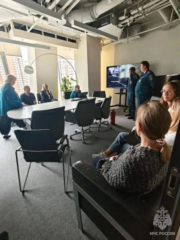 Безопасность на рабочем месте: сотрудники МЧС России провели инструктаж для офисных работников Безопасность на рабочем месте: сотрудники МЧС России провели инструктаж для офисных работников