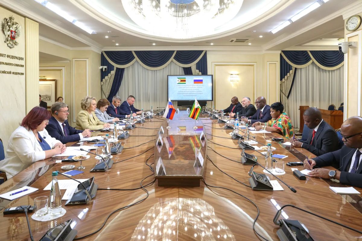 Председатель Совета Федерации Валентина Матвиенко встретилась с супругой Президента Республики Зимбабве, руководителем благотворительного фонда «Ангел надежды» Ауксиллией Мнангагвой Председатель Совета Федерации Валентина Матвиенко встретилась с супругой Президента Республики Зимбабве, руководителем благотворительного фонда «Ангел надежды» Ауксиллией Мнангагвой