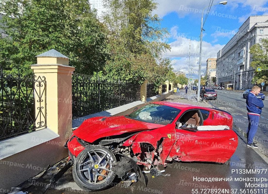 В центре Москвы произошло ДТП с участием Ferrari В центре Москвы произошло ДТП с участием Ferrari