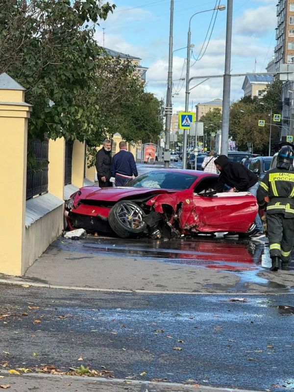 Красная Ferrari врезалась в забор в центре Москвы Красная Ferrari врезалась в забор в центре Москвы