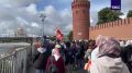 Тысячи верующих ожидают Общемосковский крестный ход у Большого Москворецкого моста, передает корреспондент ТАСС