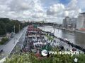 Тысячи верующих собрались на Пречистенской набережной в Москве перед началом Общемосковского крестного хода